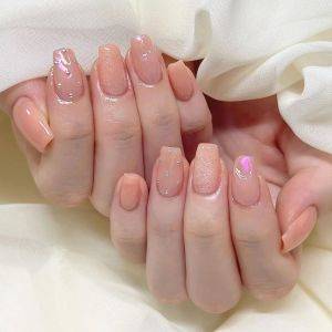 【2026年初夏】こなれ感がアップする。最新コーラルオレンジネイル5選