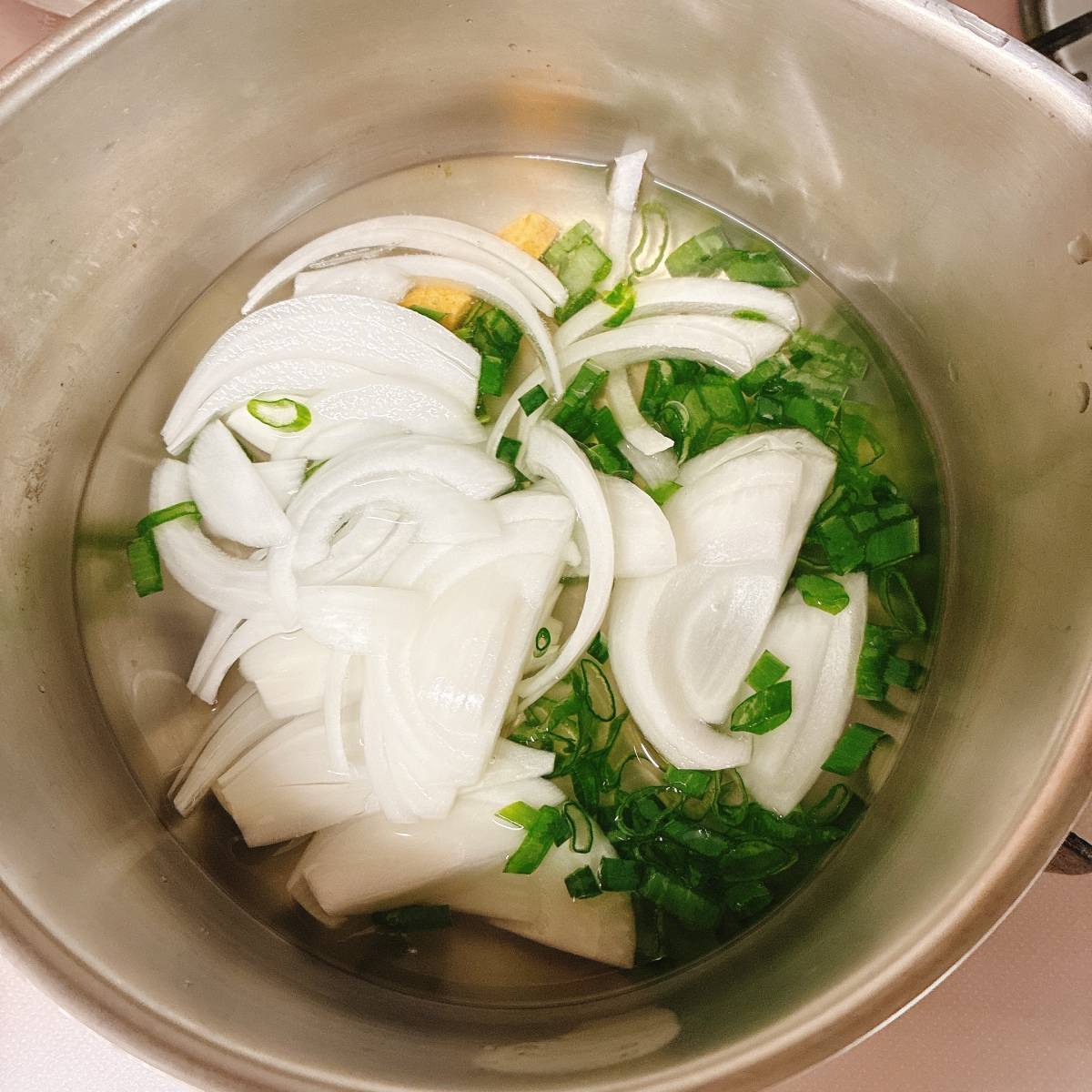 JAグループ公式の「新玉ねぎとニラでブイヨンスープ」のレシピ