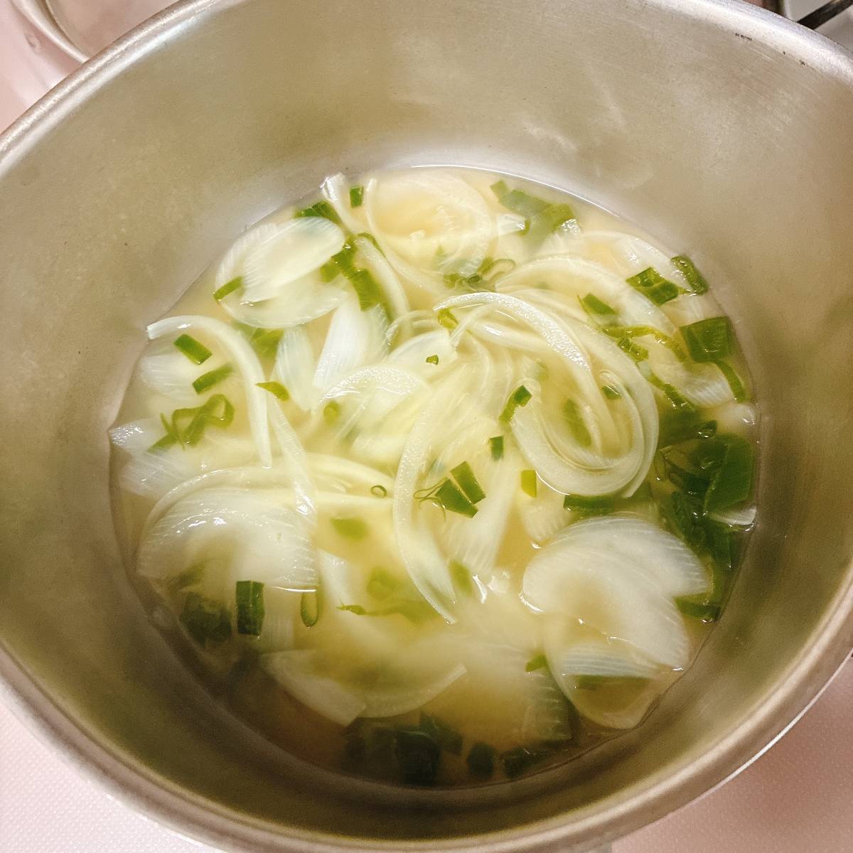 JAグループ公式の「新玉ねぎとニラでブイヨンスープ」のレシピ