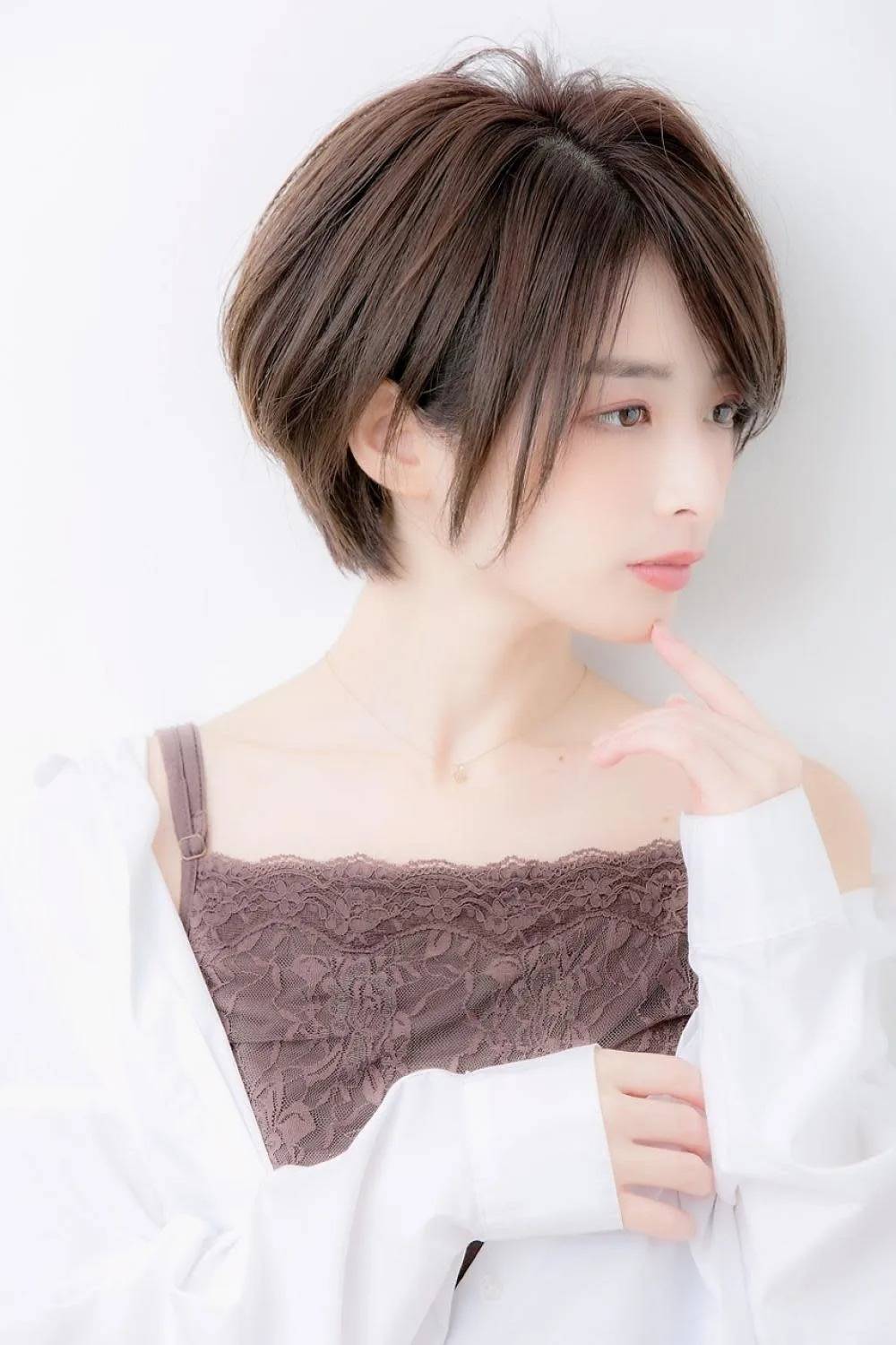 サイド長めのこなれショート