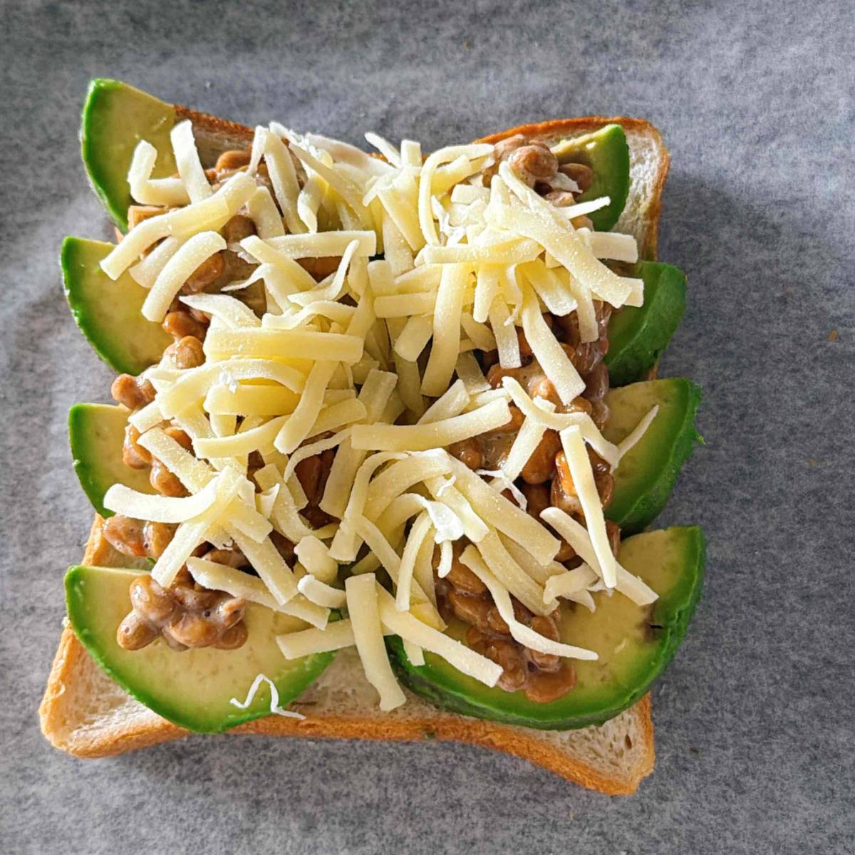 パスコ公式の「納豆アボカドトースト」のレシピ