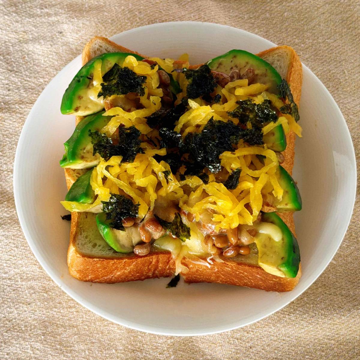 パスコ公式の「納豆アボカドトースト」のレシピ
