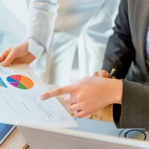  資料を確認する人 