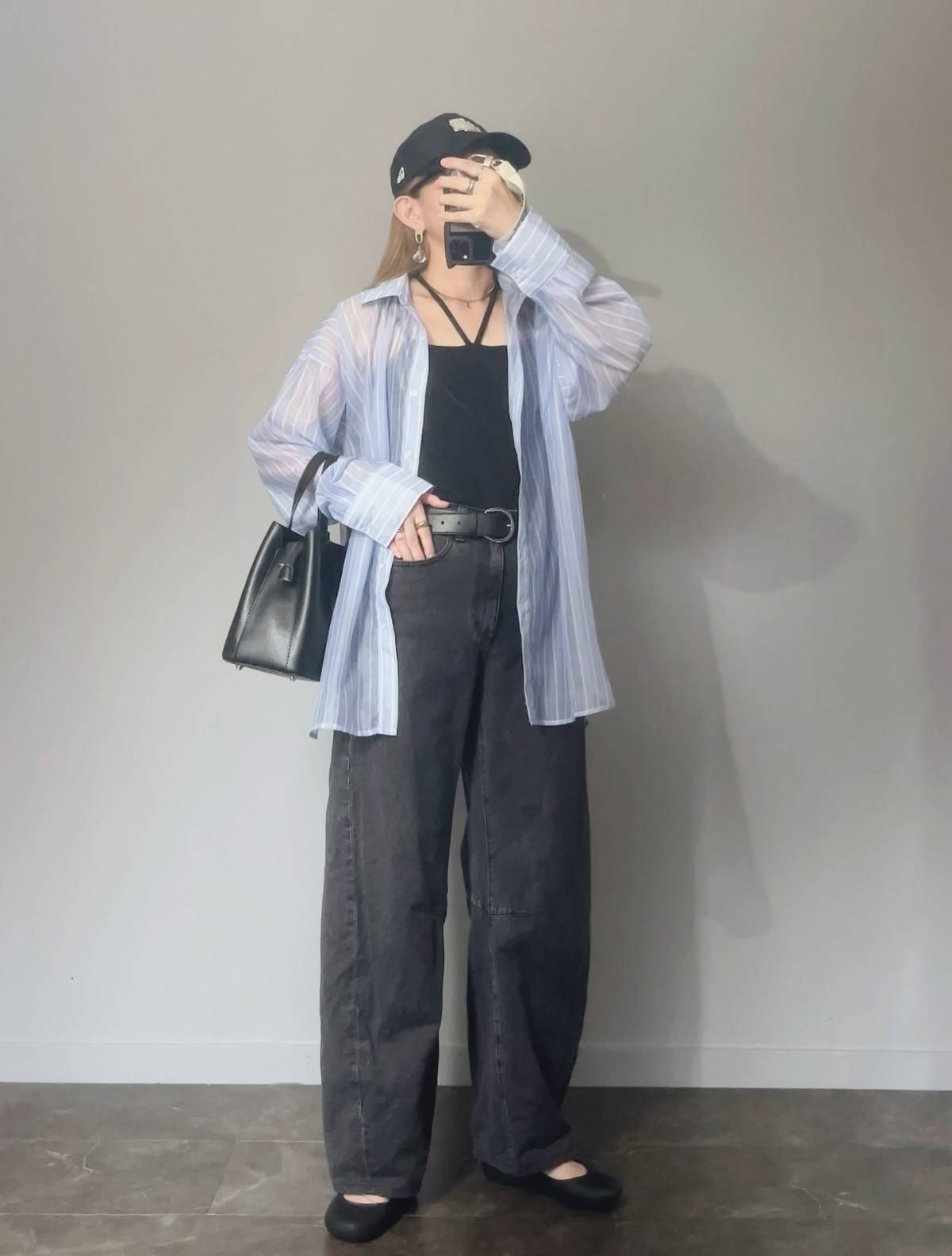 シアーシャツ×デニムパンツ