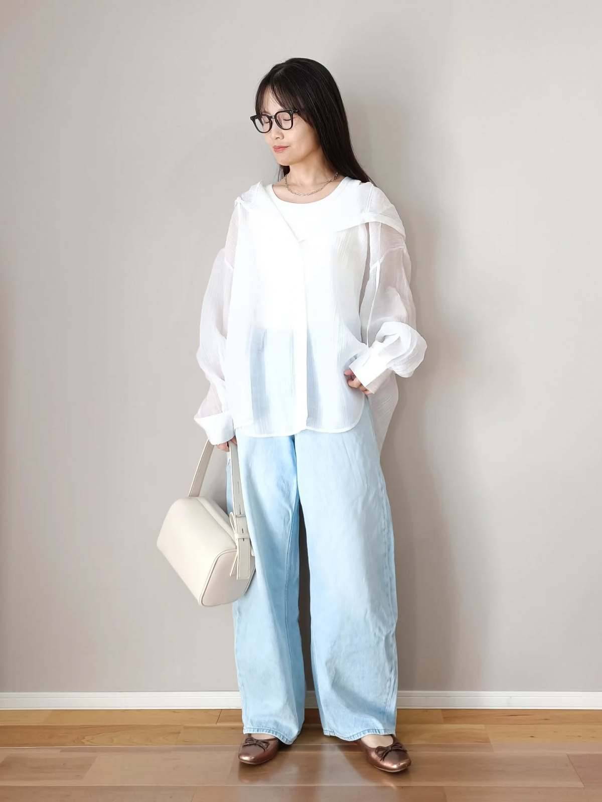 シアーシャツ×ワイドデニム