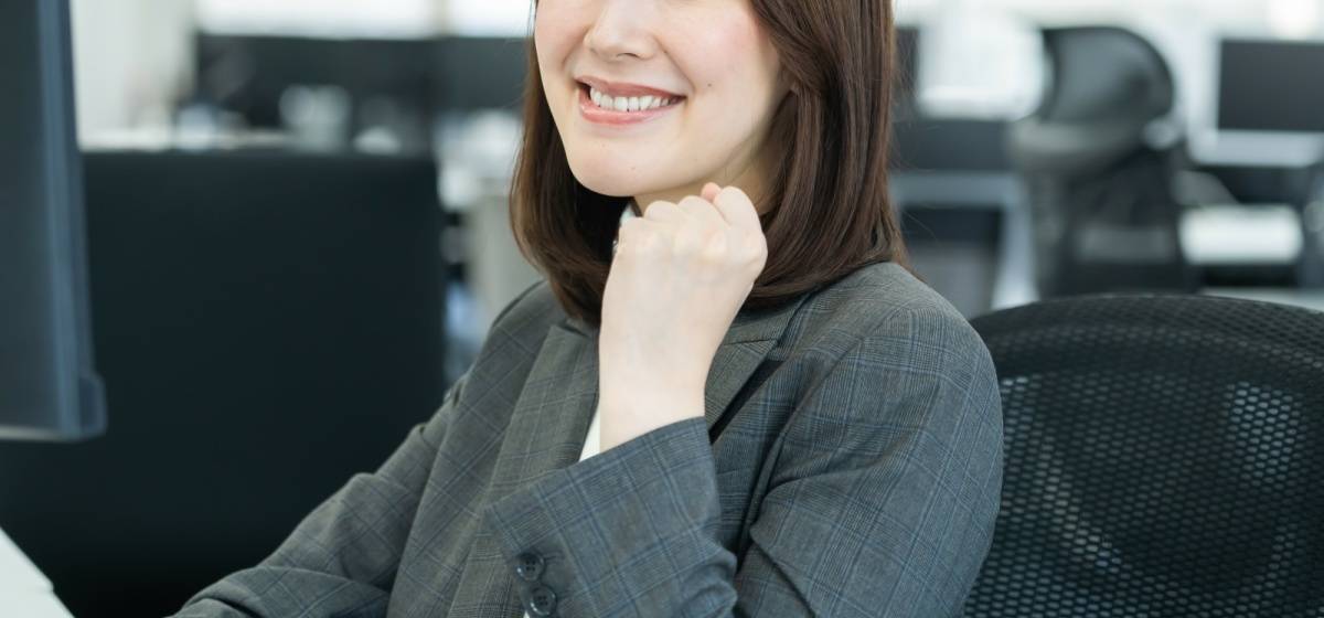 ガッツポーズをする人