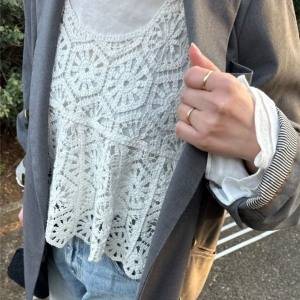 重ねるだけで今っぽい。「かぎ針編み風ビスチェ」で叶う奥行きレイヤードコーデ