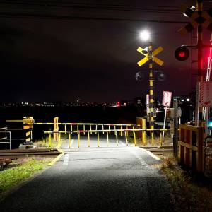  夜の踏切 