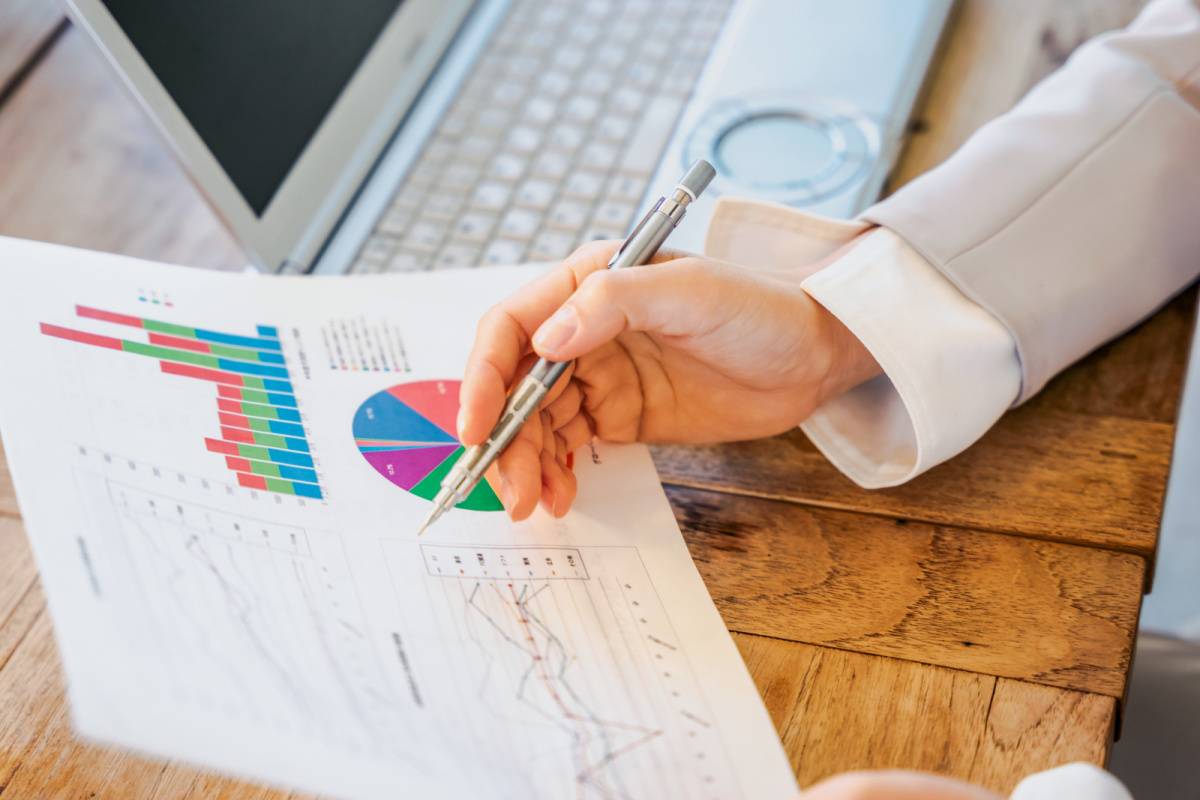 グラフを見る人