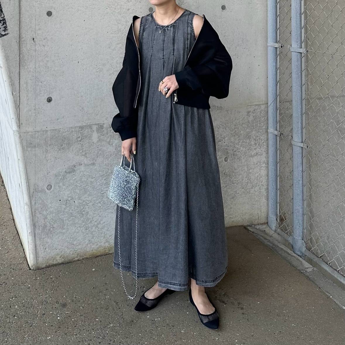 アウターをゆるっと羽織って肌見せする♡