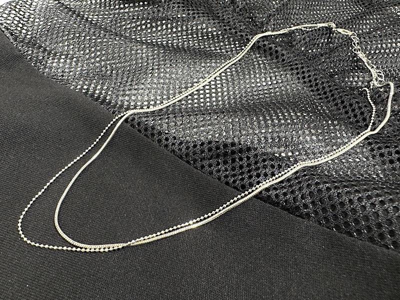 服に合わせたショートネックレスの画像