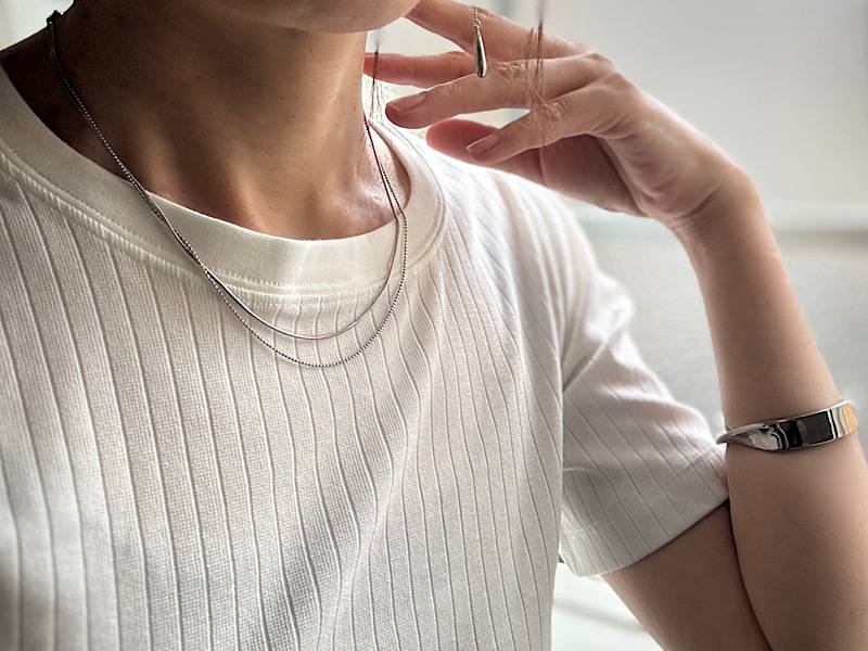 チェーンショートネックレスを着用した写真
