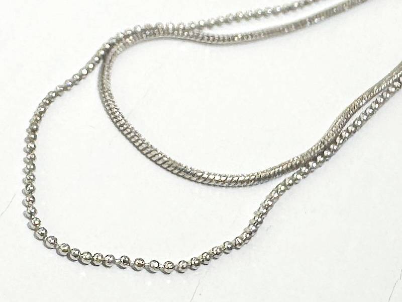 輝くチェーンのアップ画像