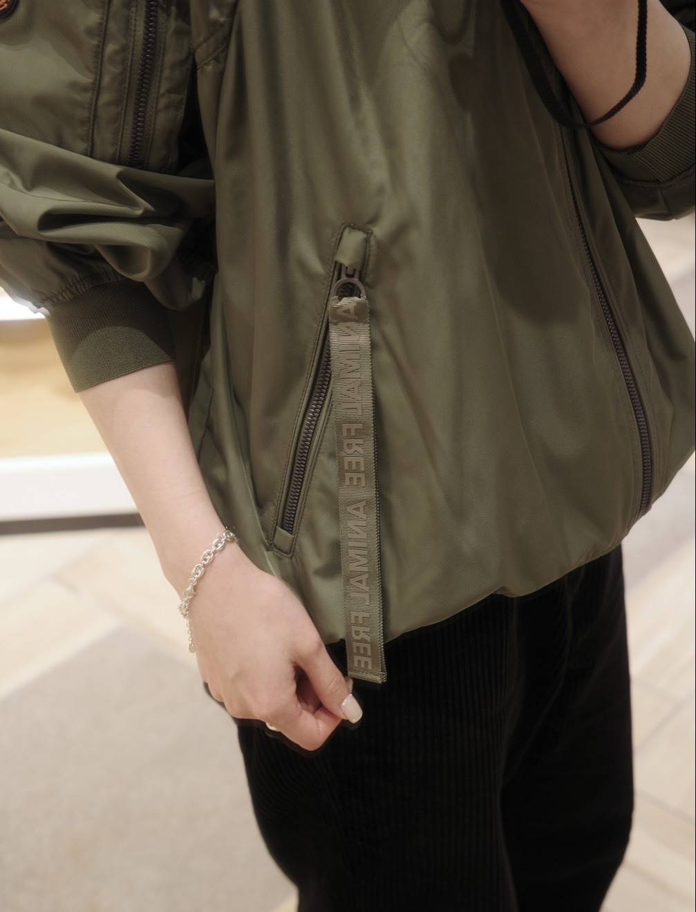 カーキのMA-1ブルゾン