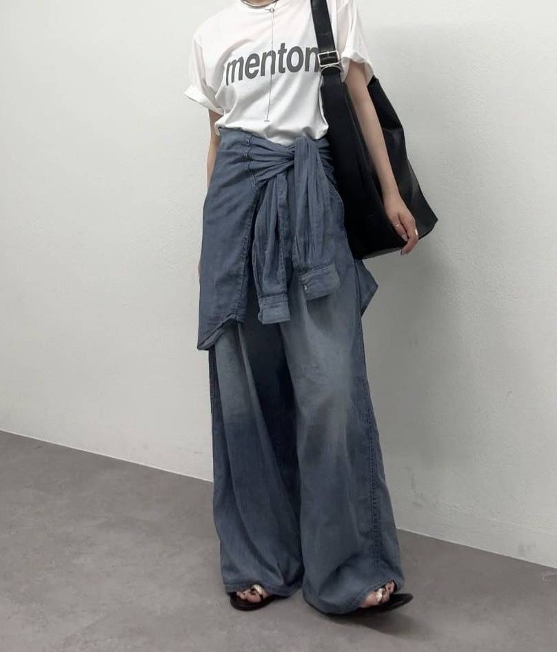 シアーデニムパンツ×デニムシャツを腰巻きしたスタイル