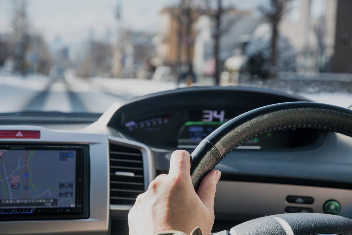 車を運転をする人の手元