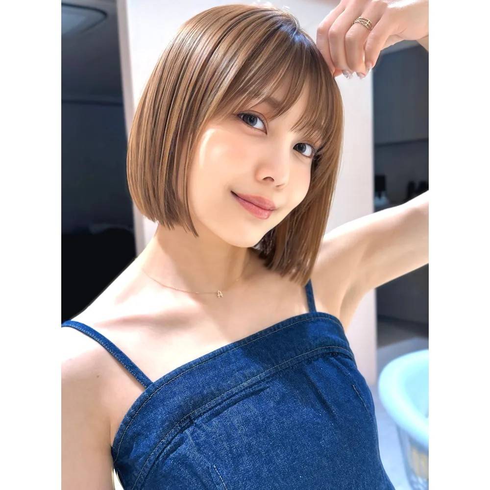 明るめベージュの切りっぱなしボブ