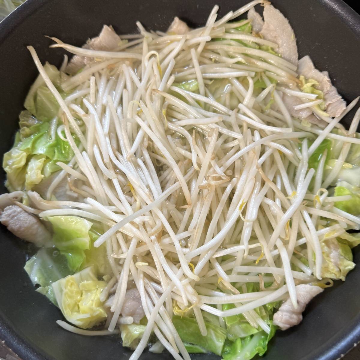 サッポロ一番公式の「マシマシ豚サッポロ一番しょうゆ味」のレシピ