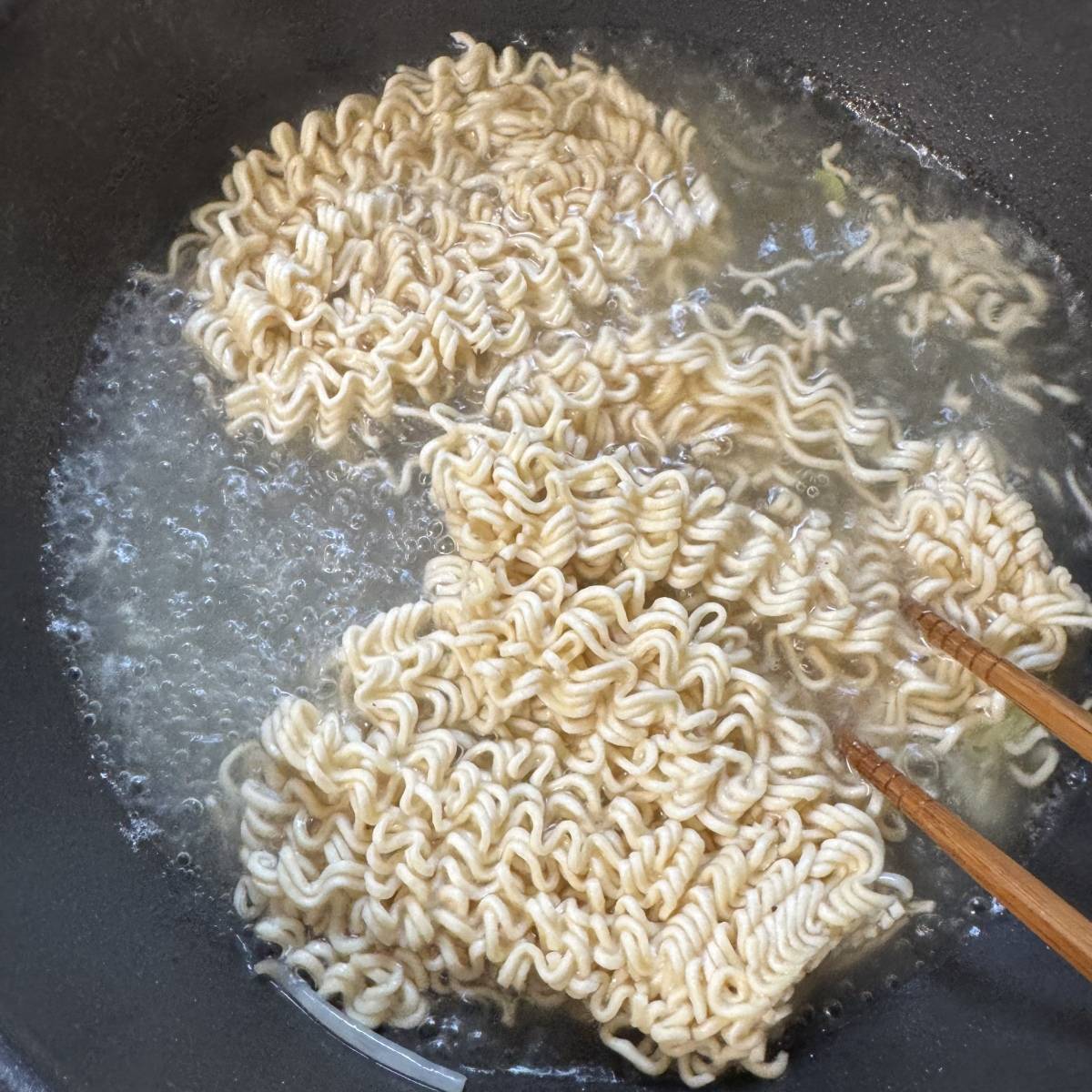 サッポロ一番公式の「マシマシ豚サッポロ一番しょうゆ味」のレシピ