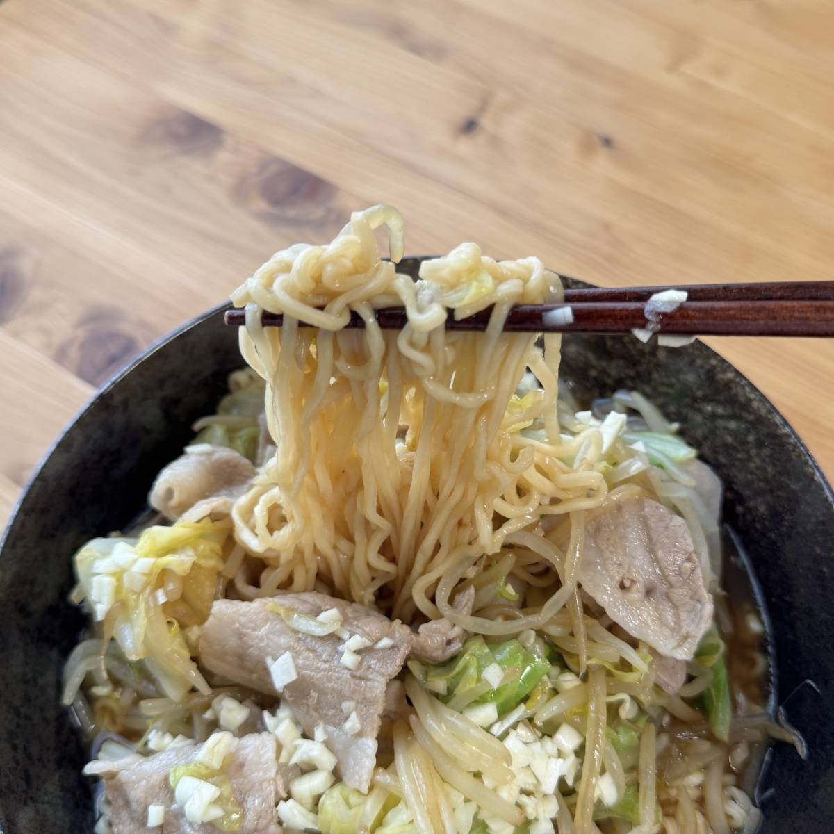 サッポロ一番公式の「マシマシ豚サッポロ一番しょうゆ味」のレシピ