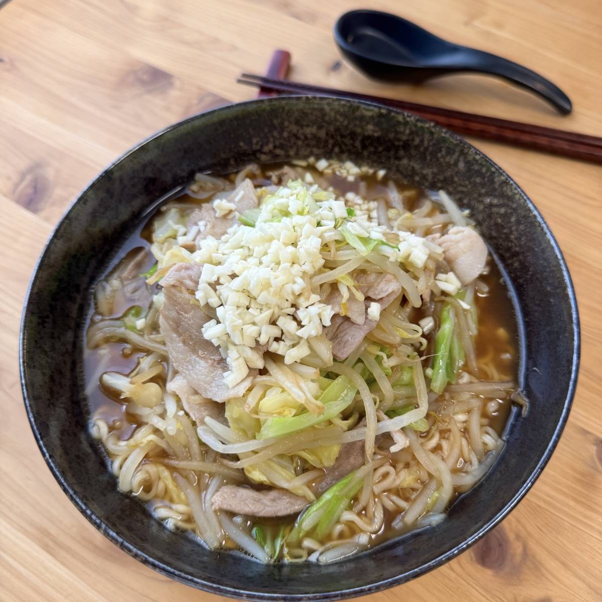 サッポロ一番公式の「マシマシ豚サッポロ一番しょうゆ味」のレシピ