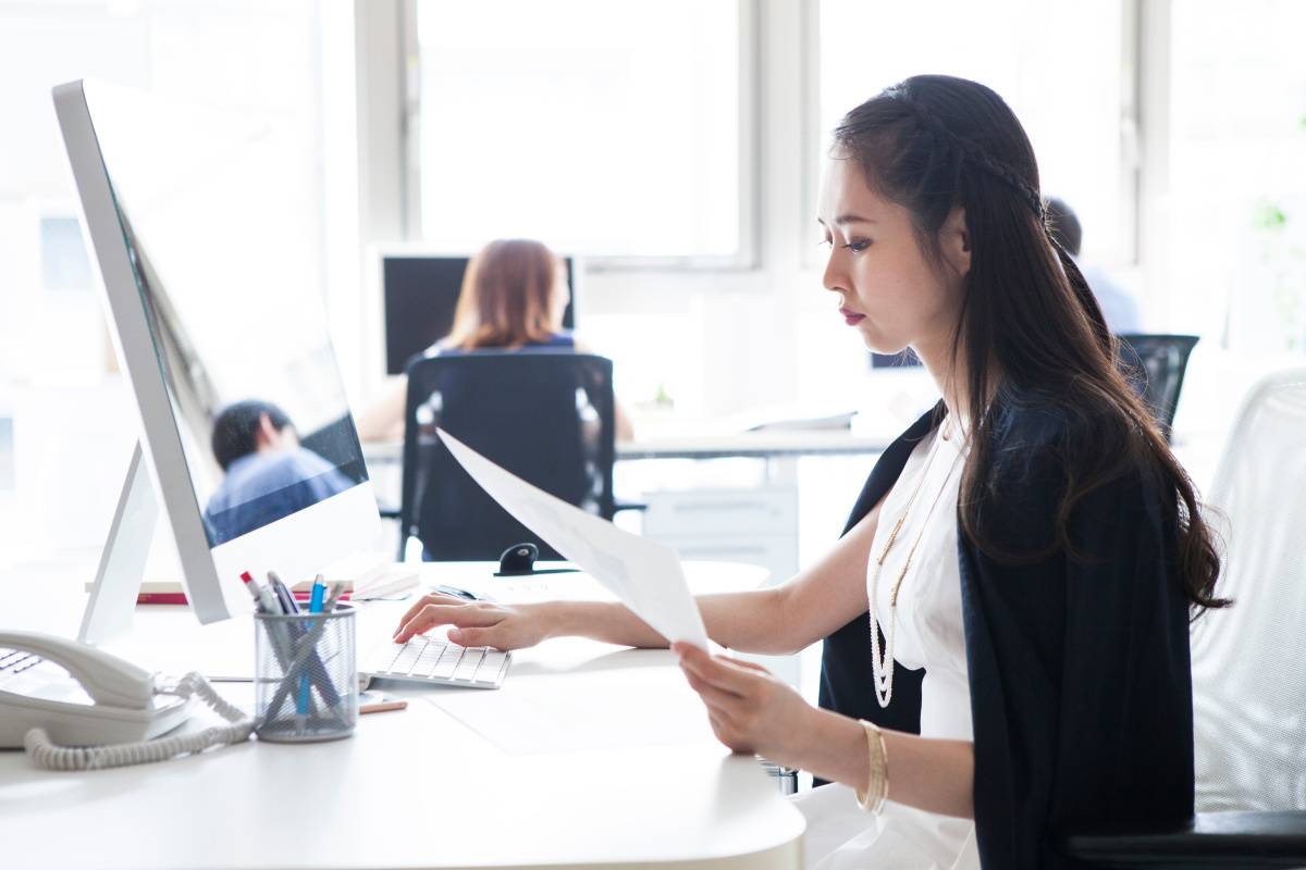 パソコンを操作する人