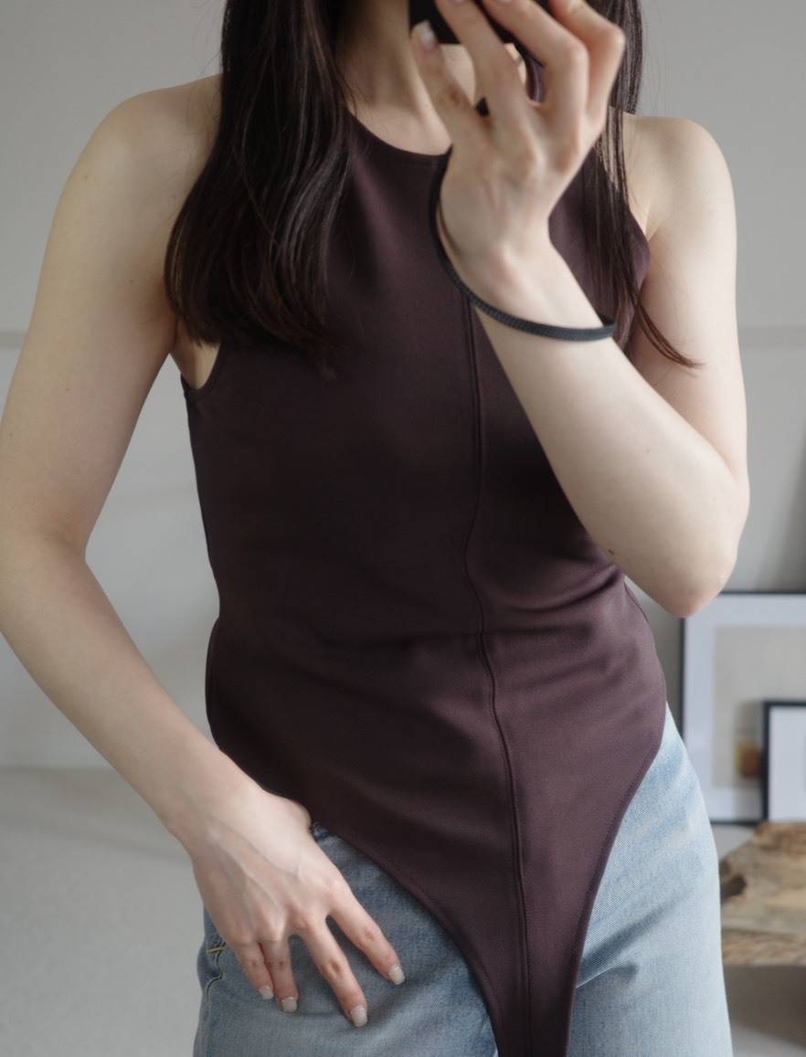 H&M ポンチ素材ノースリーブボディースーツ