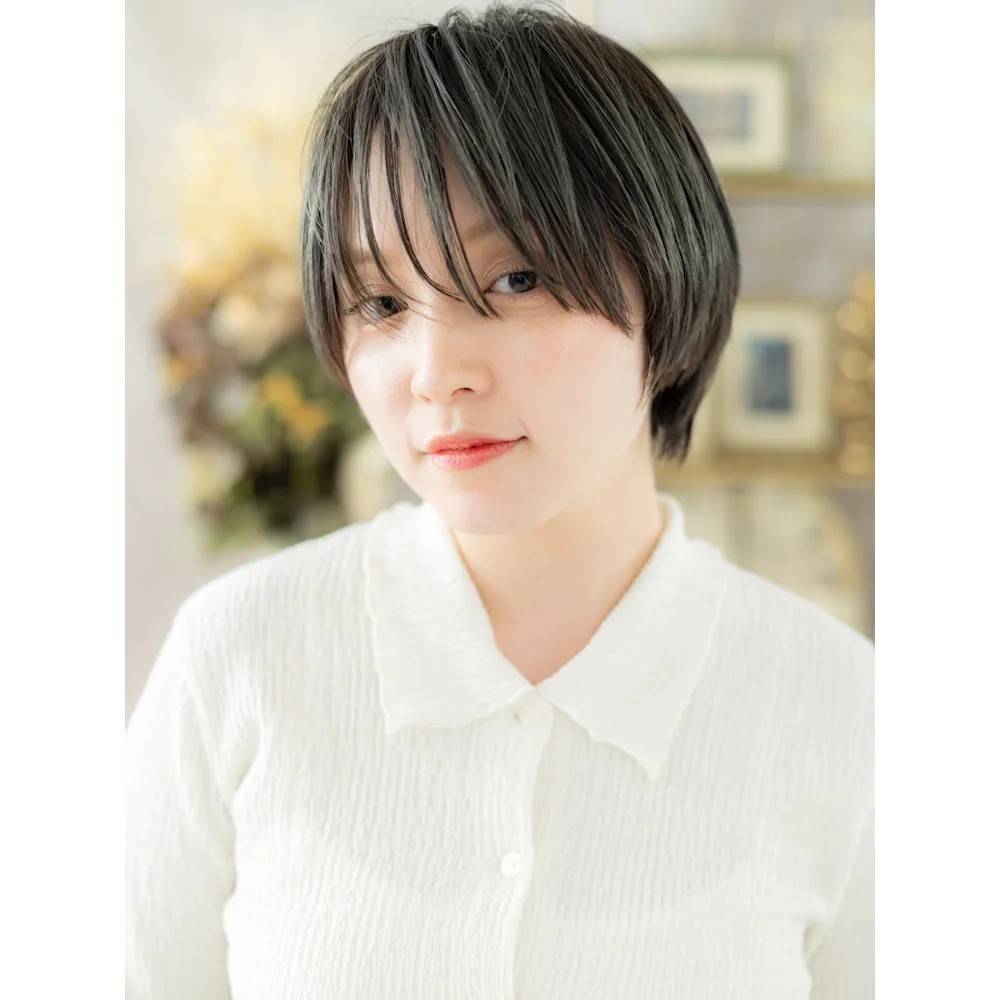 カーキグレージュの束感ショート