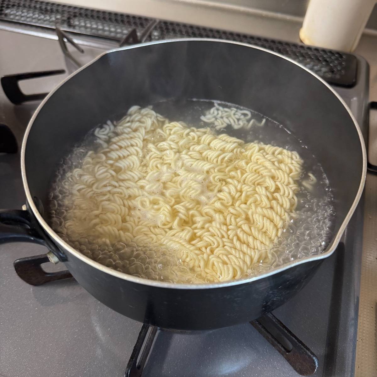 サッポロ一番公式の「味噌そぼろでジャージャー麺風」のレシピ