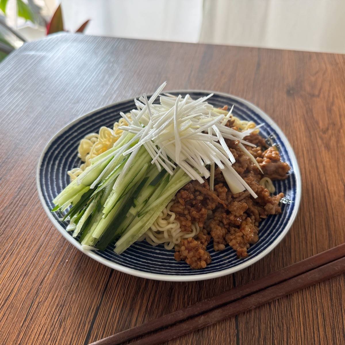サッポロ一番公式の「味噌そぼろでジャージャー麺風」のレシピ