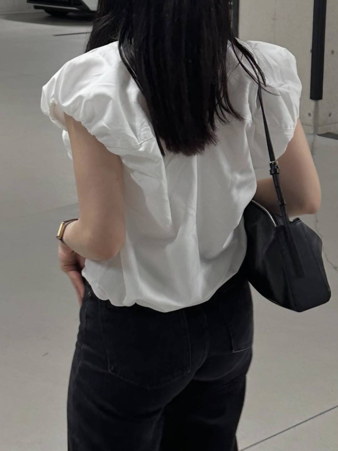 パフスリーブのノースリーブシャツ