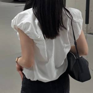 甘さ控えめ、大人の万能トップス。二の腕カバーもかなう「パフスリーブノースリーブシャツ」