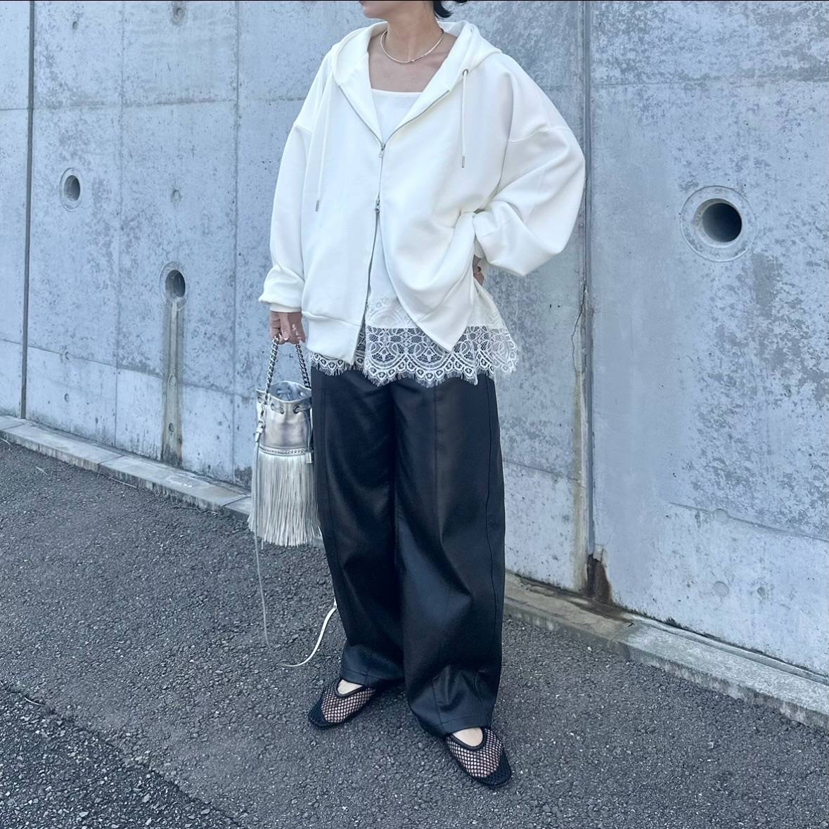 レースキャミソールをチラ見せする♡