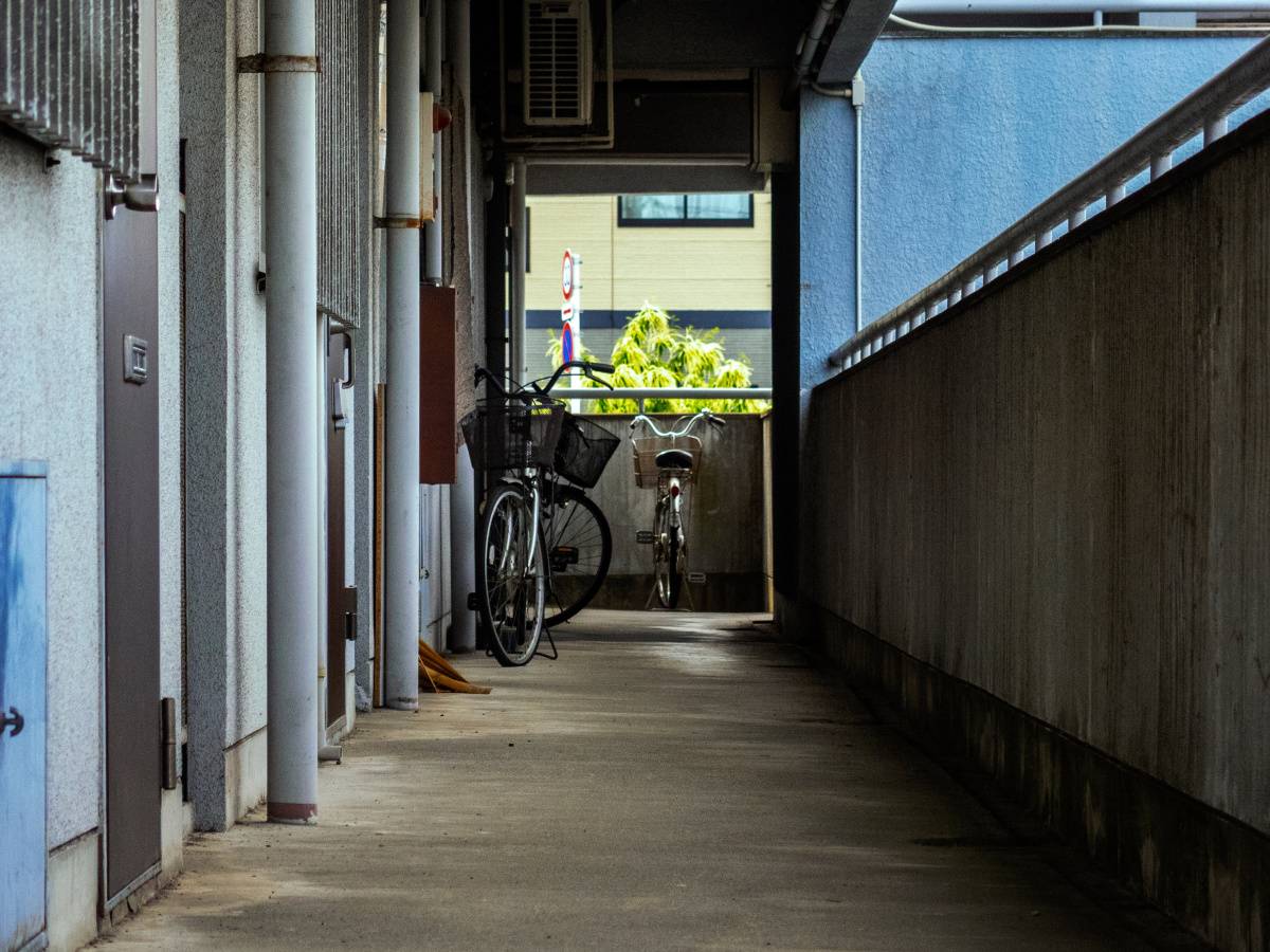 古いマンションの通路