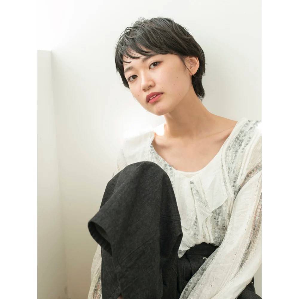 束感のあるオン眉ショート