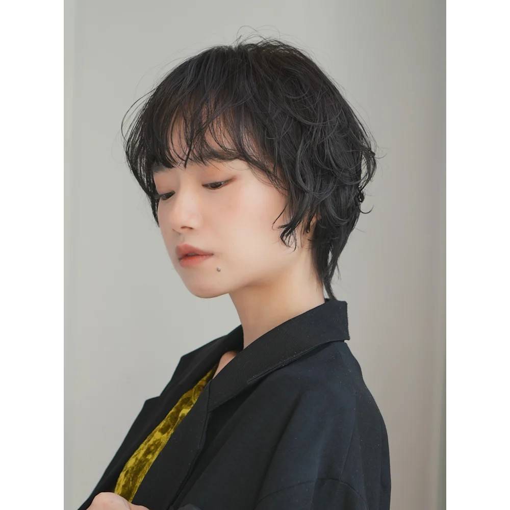 ゆるパーマの黒髪ショート