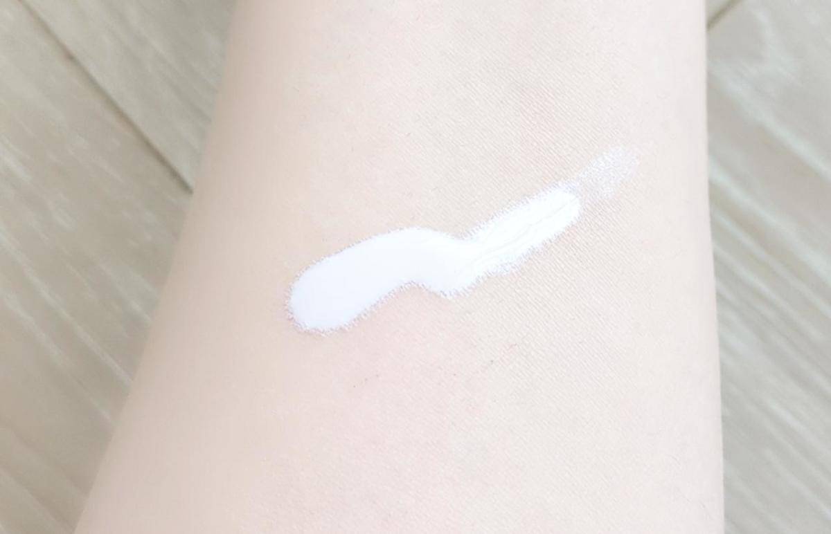 セザンヌ皮脂テカリ防止下地ピュアラベンダーを腕にのせた画像