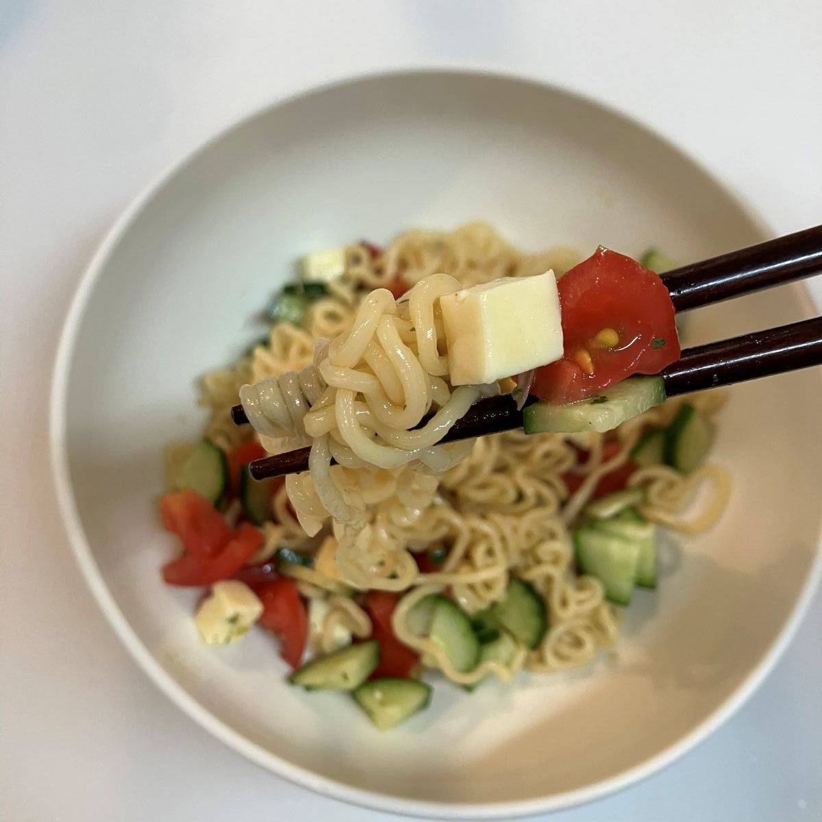 サッポロ一番公式の「チーズと夏野菜のさっぱり冷やしあえ麺」のレシピ