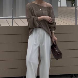 デコルテがすっきり。“ボートネック×シアー”で上品に肌見せ「大人ニュアンスニット」