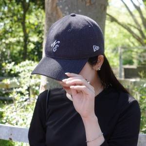 深ネイビーで大人っぽく。季節問わず活躍する「New Era」の万能キャップ