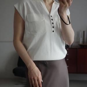 さらり落ち感が上品。大人の夏トップスに加えたい「ur’s ノースリーブポロニット」