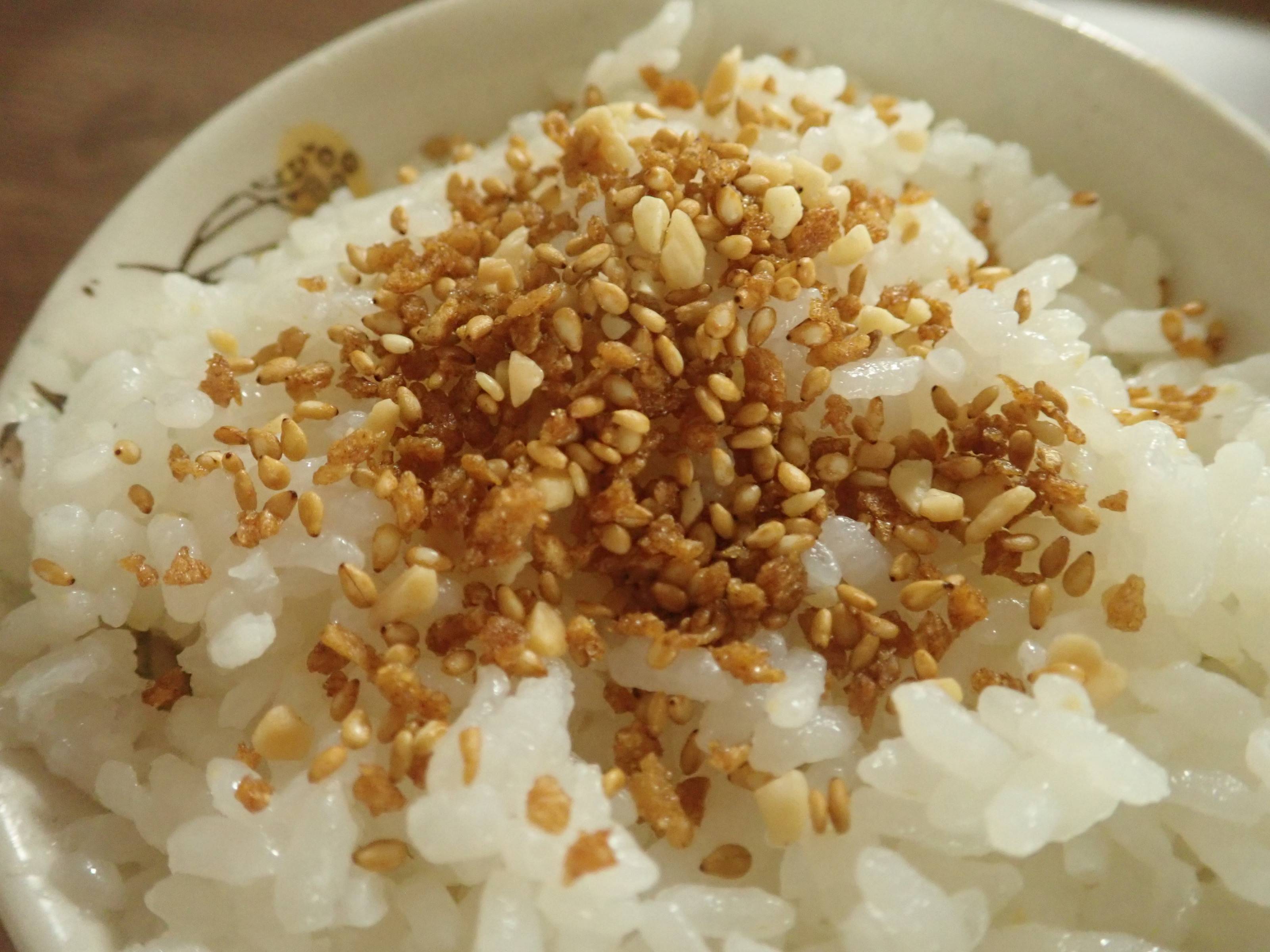 ダイソーの真誠 サクサク旨ごま おかかしょうゆ味 25g