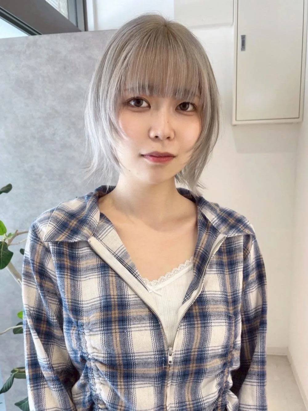 シルバーカラーのボブ