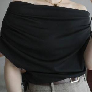 ヘルシーに色っぽい……♡大人の抜け感コーデに活躍する「ワンショルダードレープトップス」
