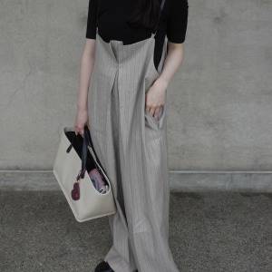 縦ラインが美しい。サス付きで旬ムードに「ヘリンボーンストライプパンツ」