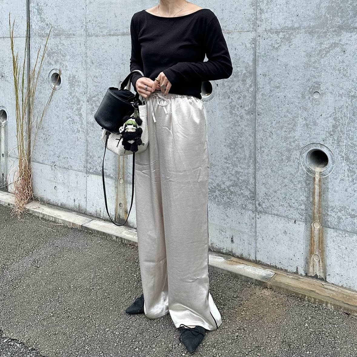 サテン素材のワイドパンツを穿く！