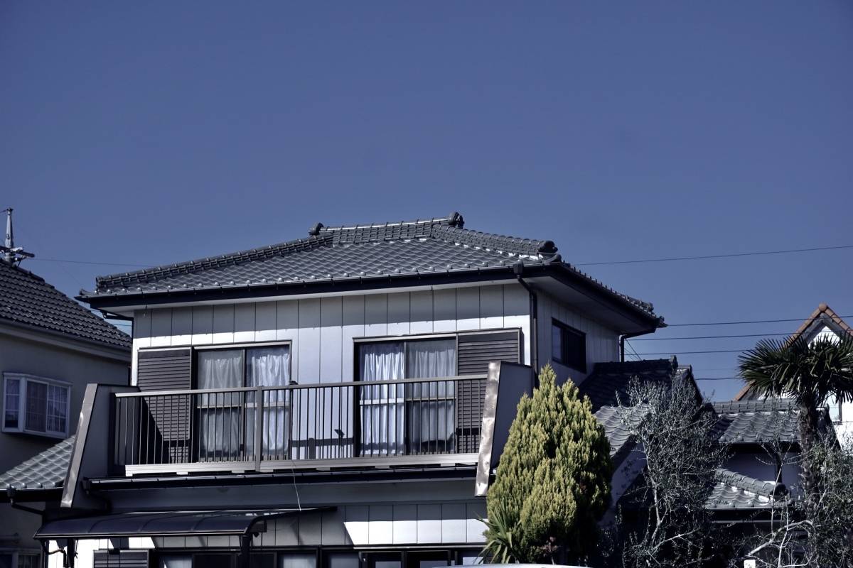 住宅街に建つ二階建ての一戸建て住宅