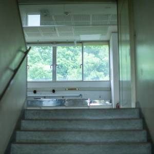 【ゾッとする怖い話】「誰にも会わないと思うよ」誰もいないはずの校舎で見かけた女子生徒