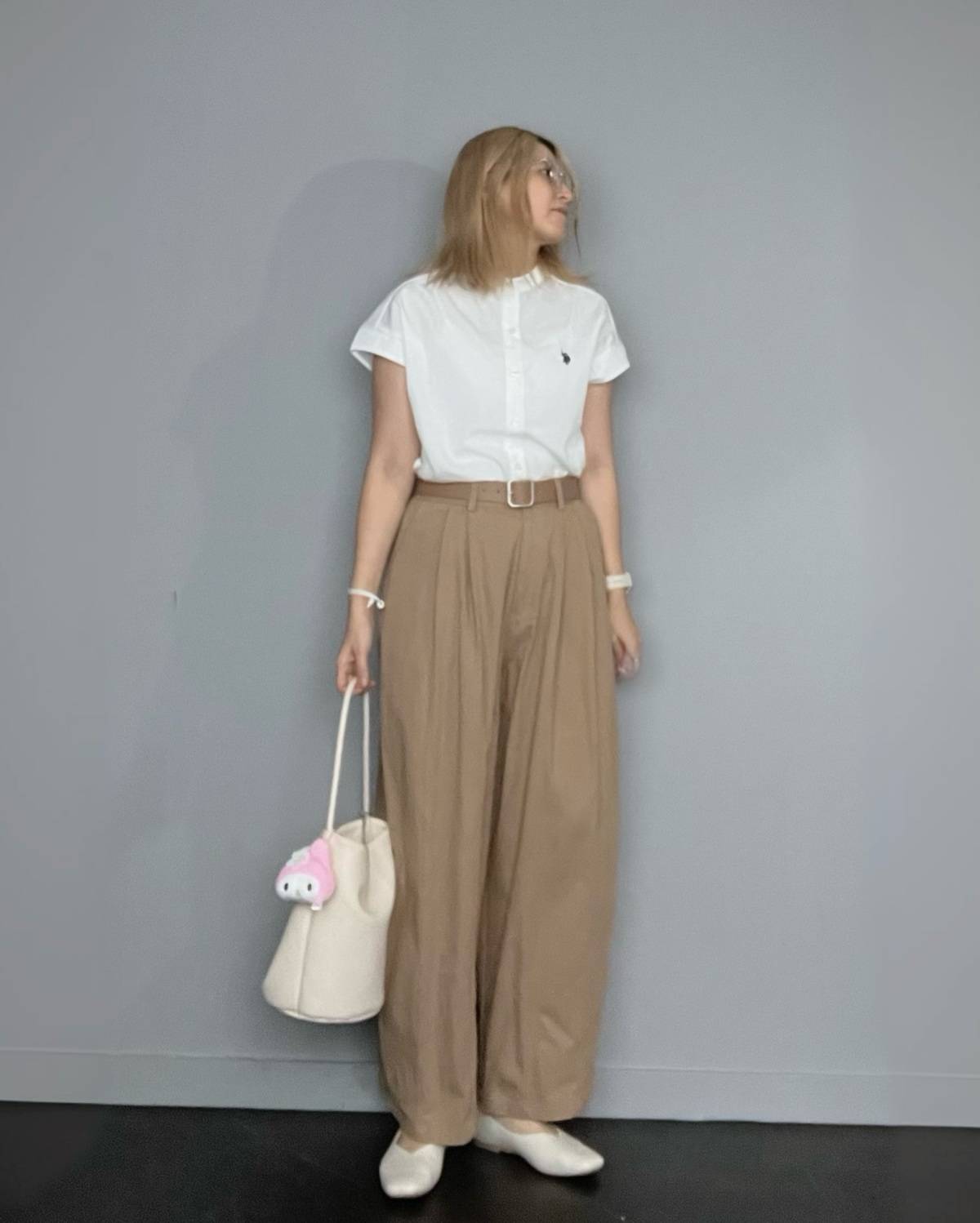 白シャツ×ベージュパンツの淡色コーデが◎