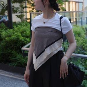 スカーフの質感で華やかに。センスが光る大人の「白T」レイヤードアレンジ
